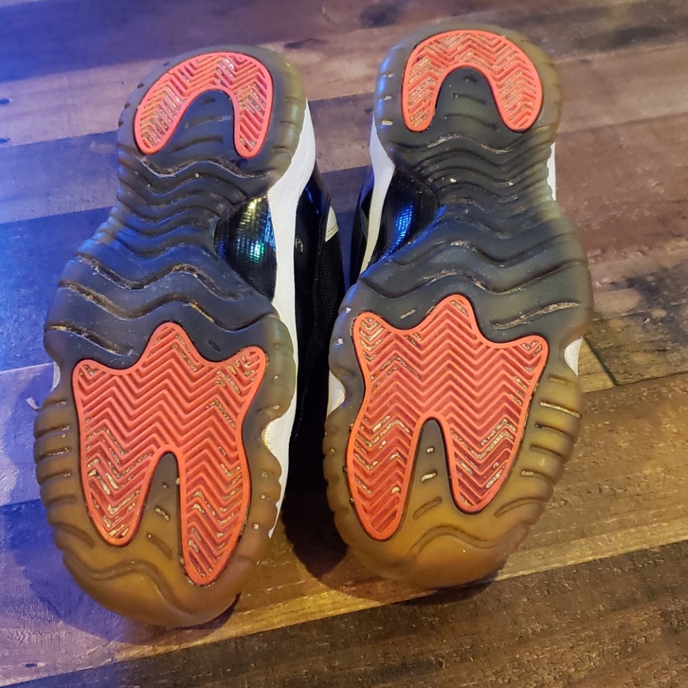 Air Jordan Retro Low Top Sneaker - Picture 5 of 5